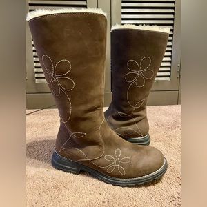 UGG Boots RARE sz 9 embroidered flowers